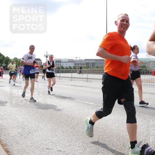 29.06.2025 - hella hamburg halbmarathon Lena Gebhardt http://msf.ph/oto/8411232 29.06.2025 10:17:07 Lombardsbrücke 2225, 27, 1083, 1117, 1137, 1240, 1298, 1331, 1348, 1356, 1403, 1477, 1553, 1602, 2225, 2860, 2908, 3088, 3176, 3210, 3450, 3464, 3466, 3622, 3802, 3803, 5023, 5036, 5037, 5390, 5929, 5930, 5995, 6126, 6128, 6328, 6520, 6522, 6742, 6941, 6948, 7114, 7115, 7257, 7345, 7360, 7376, 7410, 7445, 7647, 7924, 7928, 7945, 8210, 8253, 8263, 8309, 8317, 8433, 8513, 8558, 8619, 8983, 9091, 9152, 9208, 9259, 9332, 9492, 9676, 10232 meine-sportfotos.de