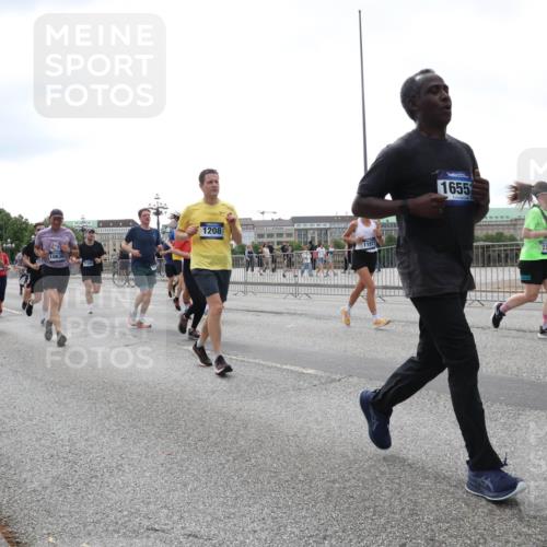 29.06.2025 - hella hamburg halbmarathon Lena Gebhardt http://msf.ph/oto/8411240 29.06.2025 10:51:05 Lombardsbrücke 10636, 17295, 1208, 11577, 1655, 16, 1129, 1203, 1208, 1404, 1478, 1930, 2200, 2202, 2358, 2380, 2859, 3184, 3229, 3647, 3838, 3934, 4156, 4642, 4652, 4695, 4713, 4771, 4848, 4920, 5286, 5289, 5357, 5530, 6178, 6961, 7012, 7133, 7141, 7161, 7770, 7771, 7825, 7938, 8040, 8200, 8410, 8672, 8779, 8833, 8986, 9096, 9166, 9167, 9168, 9933, 10029, 10437, 10552, 10614, 10636, 11052, 11252, 11577, 12392, 12393, 14534, 15416 meine-sportfotos.de
