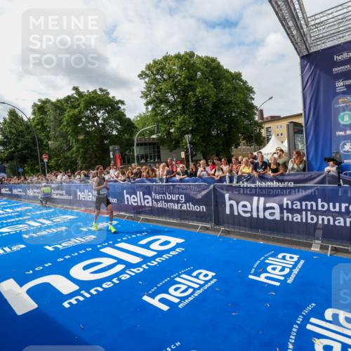 29.06.2025 - hella hamburg halbmarathon Zöllner http://msf.ph/oto/8411250 29.06.2025 10:21:40 Ziel 6559, 9442, 11965, 17856 meine-sportfotos.de