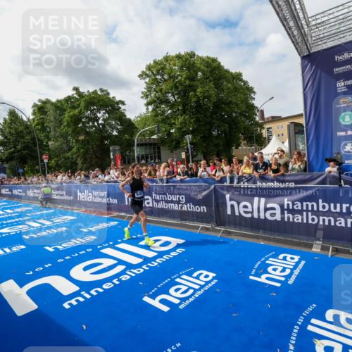 29.06.2025 - hella hamburg halbmarathon Zöllner http://msf.ph/oto/8411259 29.06.2025 10:21:40 Ziel 6559, 9442, 11965, 17856 meine-sportfotos.de