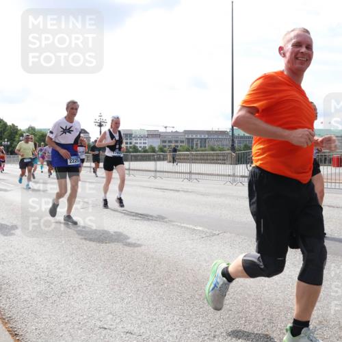 29.06.2025 - hella hamburg halbmarathon Lena Gebhardt http://msf.ph/oto/8411261 29.06.2025 10:17:07 Lombardsbrücke 17741, 2225, 1083, 1117, 1137, 1240, 1298, 1331, 1348, 1356, 1403, 1477, 1553, 1602, 2225, 2860, 2908, 3088, 3176, 3210, 3450, 3464, 3466, 3622, 3802, 3803, 5023, 5036, 5037, 5390, 5929, 5930, 5995, 6126, 6128, 6328, 6520, 6522, 6742, 6941, 6948, 7114, 7115, 7257, 7345, 7360, 7376, 7410, 7445, 7647, 7924, 7928, 7945, 8210, 8253, 8263, 8309, 8317, 8433, 8513, 8558, 8619, 8983, 9091, 9152, 9208, 9259, 9332, 9492, 9676, 10232 meine-sportfotos.de