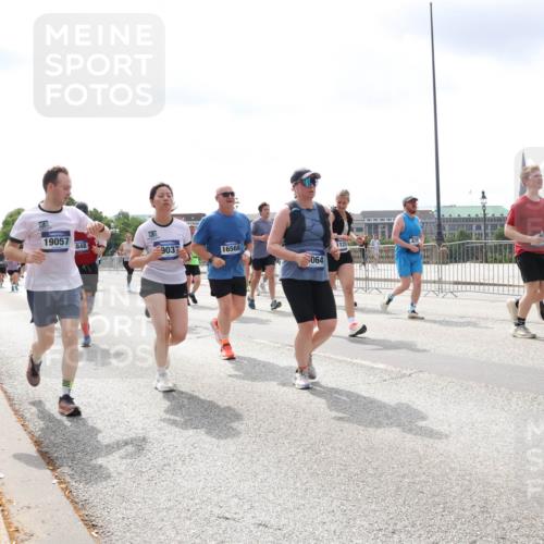 29.06.2025 - hella hamburg halbmarathon Lena Gebhardt http://msf.ph/oto/8411262 29.06.2025 10:41:49 Lombardsbrücke 19057, 848, 478, 8163, 9037, 16568, 1125, 064, 1039, 1314, 1509, 1536, 1542, 1623, 1648, 1712, 1752, 2145, 2153, 2258, 2523, 2974, 3276, 3326, 3344, 3459, 3460, 3568, 3623, 4415, 4541, 4610, 4735, 4736, 4787, 5432, 5671, 5942, 6136, 6137, 6153, 6250, 6320, 6430, 6436, 6450, 6618, 6793, 6837, 6846, 6894, 7022, 7023, 7477, 7955, 7968, 8004, 8162, 8163, 8300, 8301, 8443, 8586, 8848, 8897, 8908, 9008, 9223, 9467, 9588, 10027, 10181, 10348, 10483, 10623, 11011, 11166 meine-sportfotos.de