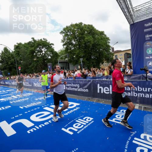 29.06.2025 - hella hamburg halbmarathon Zöllner http://msf.ph/oto/8411263 29.06.2025 10:45:47 Ziel 4854, 5047, 6071, 6290, 6711, 13975, 14374, 14764, 16617, 17332, 17674, 17835 meine-sportfotos.de