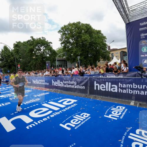29.06.2025 - hella hamburg halbmarathon Zöllner http://msf.ph/oto/8411286 29.06.2025 10:45:49 Ziel 4345, 4854, 5047, 6290, 6711, 7385, 13975, 14374, 16617, 17332, 17835 meine-sportfotos.de