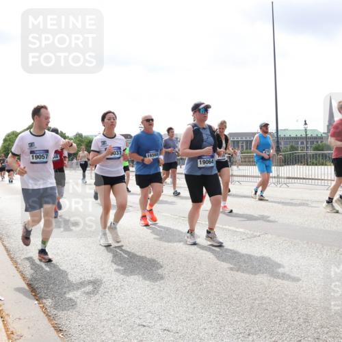 29.06.2025 - hella hamburg halbmarathon Lena Gebhardt http://msf.ph/oto/8411289 29.06.2025 10:41:49 Lombardsbrücke 19057, 48, 037, 16568, 478, 19064, 8163, 1039, 1314, 1509, 1536, 1542, 1623, 1648, 1712, 1752, 2145, 2153, 2258, 2523, 2974, 3276, 3326, 3344, 3459, 3460, 3568, 3623, 4415, 4541, 4610, 4735, 4736, 4787, 5432, 5671, 5942, 6136, 6137, 6153, 6250, 6320, 6430, 6436, 6450, 6618, 6793, 6837, 6846, 6894, 7022, 7023, 7477, 7955, 7968, 8004, 8162, 8163, 8300, 8301, 8443, 8586, 8848, 8897, 8908, 9008, 9223, 9467, 9588, 10027, 10181, 10348, 10483, 10623, 11011, 11166 meine-sportfotos.de