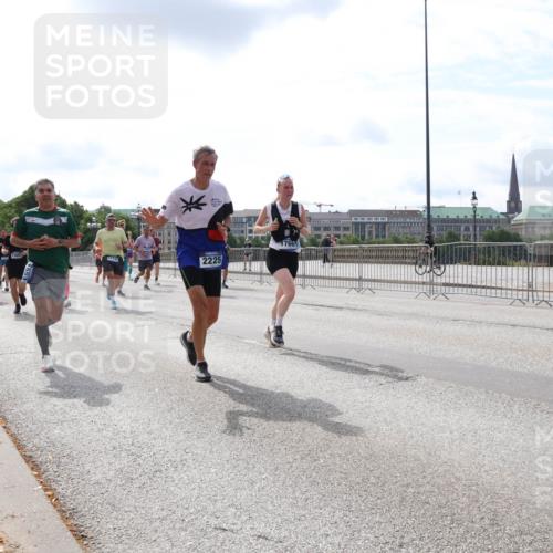 29.06.2025 - hella hamburg halbmarathon Lena Gebhardt http://msf.ph/oto/8411291 29.06.2025 10:17:07 Lombardsbrücke 2225, 17661, 1083, 1117, 1137, 1240, 1298, 1331, 1348, 1356, 1403, 1477, 1553, 1602, 2225, 2860, 2908, 3088, 3176, 3210, 3450, 3464, 3466, 3622, 3802, 3803, 5023, 5036, 5037, 5390, 5929, 5930, 5995, 6126, 6128, 6328, 6520, 6522, 6742, 6941, 6948, 7114, 7115, 7257, 7345, 7360, 7376, 7410, 7445, 7647, 7924, 7928, 7945, 8210, 8253, 8263, 8309, 8317, 8433, 8513, 8558, 8619, 8983, 9091, 9152, 9208, 9259, 9332, 9492, 9676, 10232 meine-sportfotos.de