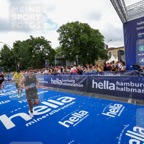 29.06.2025 - hella hamburg halbmarathon Zöllner http://msf.ph/oto/8411292 29.06.2025 10:45:49 Ziel 4345, 4854, 5047, 6290, 6711, 7385, 13975, 14374, 16617, 17332, 17835 meine-sportfotos.de