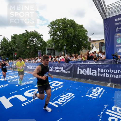 29.06.2025 - hella hamburg halbmarathon Zöllner http://msf.ph/oto/8411296 29.06.2025 10:45:50 Ziel 4345, 4854, 5047, 6290, 7385, 13975, 14374, 16617, 16624, 17332, 17835 meine-sportfotos.de