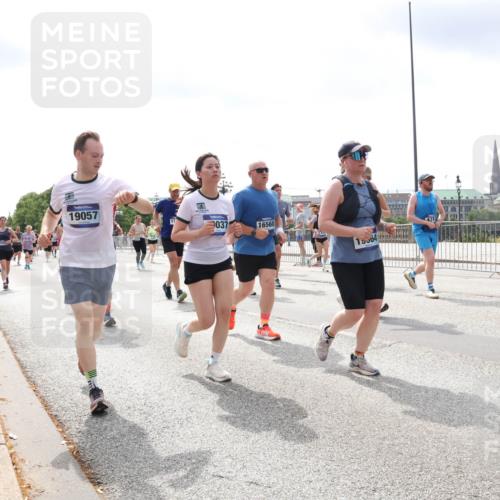 29.06.2025 - hella hamburg halbmarathon Lena Gebhardt http://msf.ph/oto/8411317 29.06.2025 10:41:50 Lombardsbrücke 19057, 17, 037, 16568, 1504490, 815, 1039, 1314, 1509, 1536, 1542, 1623, 1648, 1712, 1752, 2145, 2153, 2258, 2523, 2974, 3276, 3326, 3344, 3459, 3460, 3568, 3623, 4329, 4415, 4541, 4610, 4735, 4736, 4787, 5432, 5671, 5942, 6136, 6137, 6153, 6250, 6320, 6430, 6436, 6450, 6618, 6793, 6837, 6846, 6894, 7022, 7023, 7477, 7955, 7968, 8004, 8162, 8163, 8300, 8301, 8443, 8848, 8897, 8908, 9008, 9223, 9467, 9588, 10027, 10348, 10483, 10623, 11011, 11166 meine-sportfotos.de