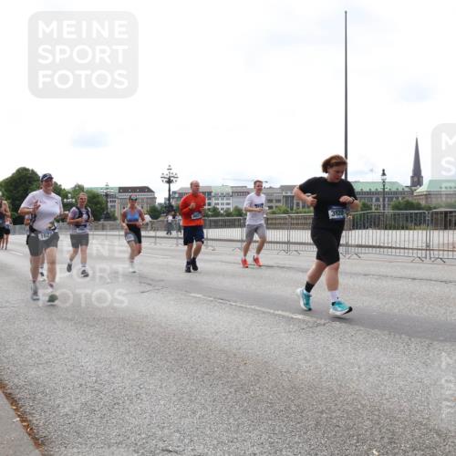 29.06.2025 - hella hamburg halbmarathon Lena Gebhardt http://msf.ph/oto/8411321 29.06.2025 10:25:23 Lombardsbrücke 6478, 1627, 3920, 1093, 1627, 1740, 2000, 2278, 3343, 3920, 3961, 3963, 4008, 4010, 5028, 5564, 5814, 6869, 7778, 8083, 8962, 9573, 9811, 9927, 10845, 10846, 11157, 11400, 11662, 11921, 13510, 13653, 13842, 14086, 14649, 14936, 15016, 15119, 15153, 15283, 15679, 15942, 16421, 16422, 17185, 17954, 18194, 18198 meine-sportfotos.de