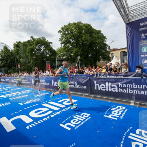 29.06.2025 - hella hamburg halbmarathon Zöllner http://msf.ph/oto/8411331 29.06.2025 10:21:45 Ziel 6559, 11965 meine-sportfotos.de