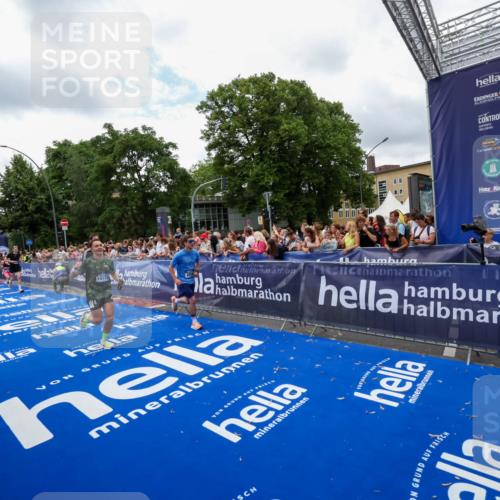 29.06.2025 - hella hamburg halbmarathon Zöllner http://msf.ph/oto/8411332 29.06.2025 10:45:52 Ziel 3477, 4345, 4854, 5047, 6290, 7385, 10792, 11821, 13975, 14374, 16617, 16624, 17835 meine-sportfotos.de