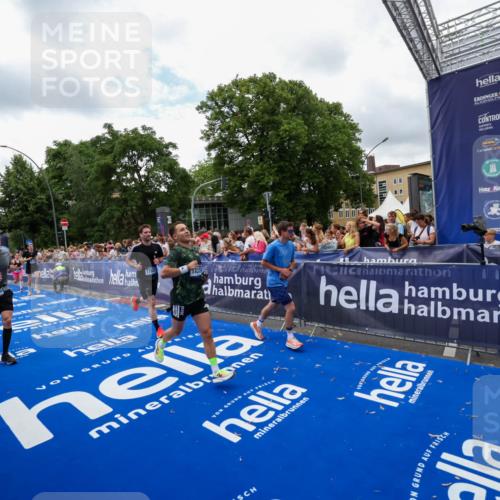 29.06.2025 - hella hamburg halbmarathon Zöllner http://msf.ph/oto/8411340 29.06.2025 10:45:52 Ziel 3477, 4345, 4854, 5047, 6290, 7385, 10792, 11821, 13975, 14374, 16617, 16624, 17835 meine-sportfotos.de
