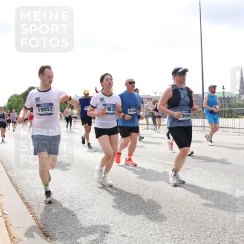 29.06.2025 - hella hamburg halbmarathon Lena Gebhardt http://msf.ph/oto/8411343 29.06.2025 10:41:50 Lombardsbrücke 19057, 171, 9037, 16568, 9064, 816, 1039, 1314, 1509, 1536, 1542, 1623, 1648, 1712, 1752, 2145, 2153, 2258, 2523, 2974, 3276, 3326, 3344, 3459, 3460, 3568, 3623, 4329, 4415, 4541, 4610, 4735, 4736, 4787, 5432, 5671, 5942, 6136, 6137, 6153, 6250, 6320, 6430, 6436, 6450, 6618, 6793, 6837, 6846, 6894, 7022, 7023, 7477, 7955, 7968, 8004, 8162, 8163, 8300, 8301, 8443, 8848, 8897, 8908, 9008, 9223, 9467, 9588, 10027, 10348, 10483, 10623, 11011, 11166 meine-sportfotos.de
