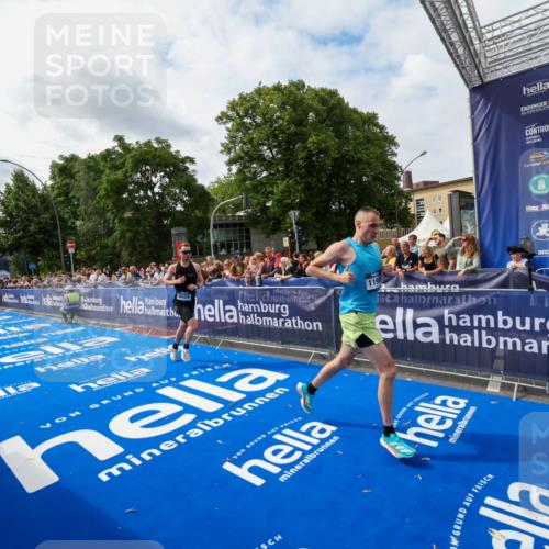 29.06.2025 - hella hamburg halbmarathon Zöllner http://msf.ph/oto/8411344 29.06.2025 10:21:45 Ziel 6559, 11965 meine-sportfotos.de
