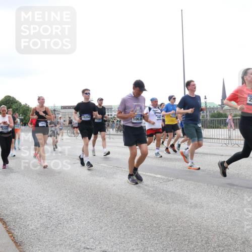 29.06.2025 - hella hamburg halbmarathon Lena Gebhardt http://msf.ph/oto/8411354 29.06.2025 10:51:07 Lombardsbrücke 15250, 16727, 4961, 17295, 10636, 14640, 14010, 8200, 2859, 1129, 1203, 1208, 1404, 1478, 1617, 1930, 2200, 2202, 2358, 2380, 2859, 3184, 3229, 3647, 3838, 3934, 4156, 4642, 4652, 4695, 4713, 4771, 4848, 4920, 5286, 5289, 5357, 5530, 6178, 6961, 7012, 7133, 7141, 7161, 7770, 7771, 7825, 7938, 8040, 8200, 8410, 8672, 8779, 8833, 8986, 9096, 9166, 9167, 9168, 9763, 9933, 10029, 10437, 10552, 10614, 10636, 11034, 11052, 11252, 11575, 11577, 12392, 12393, 14534 meine-sportfotos.de