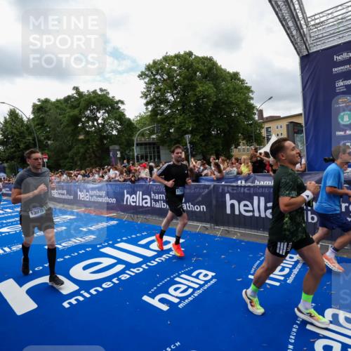29.06.2025 - hella hamburg halbmarathon Zöllner http://msf.ph/oto/8411356 29.06.2025 10:45:53 Ziel 3477, 4345, 4854, 6290, 7385, 10792, 11821, 13975, 14374, 14911, 16624, 17835, 18185 meine-sportfotos.de