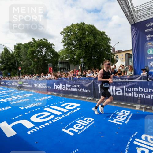 29.06.2025 - hella hamburg halbmarathon Zöllner http://msf.ph/oto/8411362 29.06.2025 10:21:46 Ziel 6559, 11965 meine-sportfotos.de