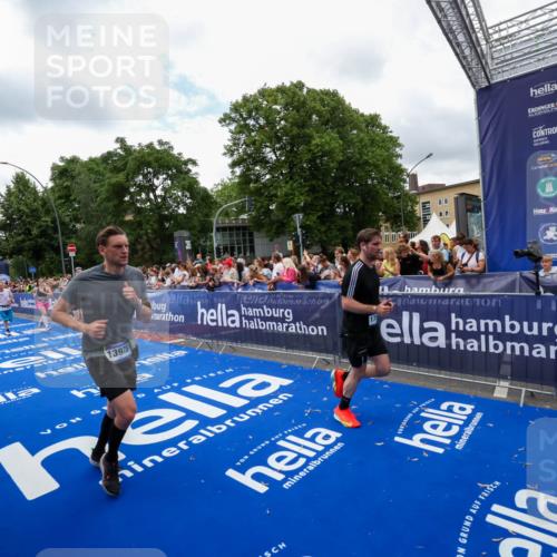29.06.2025 - hella hamburg halbmarathon Zöllner http://msf.ph/oto/8411364 29.06.2025 10:45:53 Ziel 3477, 4345, 4854, 6290, 7385, 10792, 11821, 13975, 14374, 14911, 16624, 17835, 18185 meine-sportfotos.de