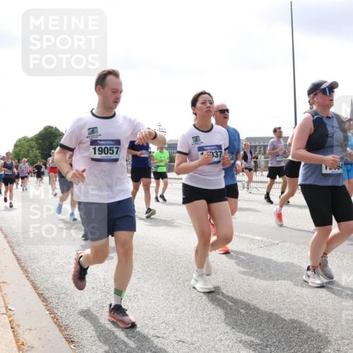 29.06.2025 - hella hamburg halbmarathon Lena Gebhardt http://msf.ph/oto/8411366 29.06.2025 10:41:50 Lombardsbrücke 19057, 937, 58, 64, 1039, 1314, 1509, 1536, 1542, 1623, 1648, 1712, 1752, 2145, 2153, 2258, 2523, 2974, 3276, 3326, 3344, 3459, 3460, 3568, 3623, 4329, 4415, 4541, 4610, 4735, 4736, 4787, 5432, 5671, 5942, 6136, 6137, 6153, 6250, 6320, 6430, 6436, 6450, 6618, 6793, 6837, 6846, 6894, 7022, 7023, 7477, 7955, 7968, 8004, 8162, 8163, 8300, 8301, 8443, 8848, 8897, 8908, 9008, 9223, 9467, 9588, 10027, 10348, 10483, 10623, 11011, 11166 meine-sportfotos.de