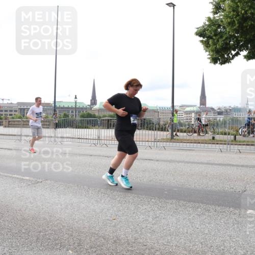 29.06.2025 - hella hamburg halbmarathon Lena Gebhardt http://msf.ph/oto/8411374 29.06.2025 10:25:23 Lombardsbrücke 896, 3, 1093, 1627, 1740, 2000, 2278, 3343, 3920, 3961, 3963, 4008, 4010, 5028, 5564, 5814, 6869, 7778, 8083, 8962, 9573, 9811, 9927, 10845, 10846, 11157, 11400, 11662, 11921, 13510, 13653, 13842, 14086, 14649, 14936, 15016, 15119, 15153, 15283, 15679, 15942, 16421, 16422, 17185, 17954, 18194, 18198 meine-sportfotos.de