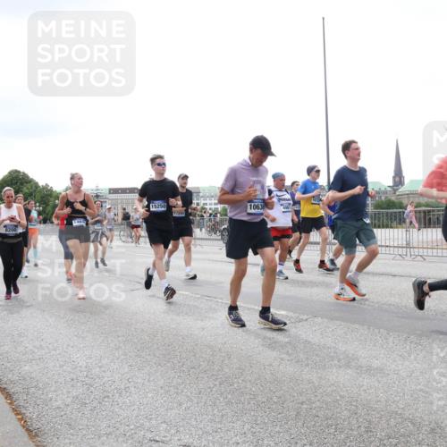29.06.2025 - hella hamburg halbmarathon Lena Gebhardt http://msf.ph/oto/8411377 29.06.2025 10:51:07 Lombardsbrücke 14010, 1464, 8200, 15250, 16727, 10636, 17295, 4961, 2859, 1129, 1203, 1208, 1404, 1478, 1617, 1930, 2200, 2202, 2358, 2380, 2859, 3184, 3229, 3647, 3838, 3934, 4156, 4642, 4652, 4695, 4713, 4771, 4848, 4920, 5286, 5289, 5357, 5530, 6178, 6961, 7012, 7133, 7141, 7161, 7770, 7771, 7825, 7938, 8040, 8200, 8410, 8672, 8779, 8833, 8986, 9096, 9166, 9167, 9168, 9763, 9933, 10029, 10437, 10552, 10614, 10636, 11034, 11052, 11252, 11575, 11577, 12392, 12393, 14534 meine-sportfotos.de