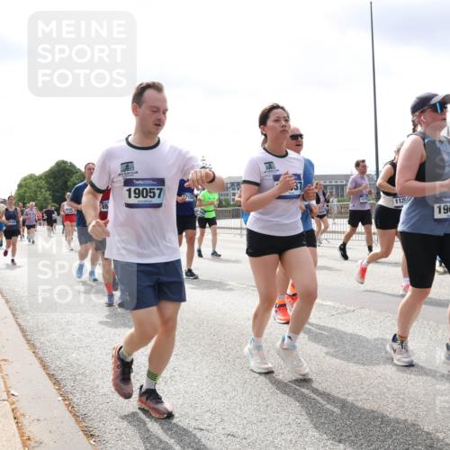 29.06.2025 - hella hamburg halbmarathon Lena Gebhardt http://msf.ph/oto/8411386 29.06.2025 10:41:50 Lombardsbrücke 88, 19057, 121, 1125, 19064, 1039, 1314, 1509, 1536, 1542, 1623, 1648, 1712, 1752, 2145, 2153, 2258, 2523, 2974, 3276, 3326, 3344, 3459, 3460, 3568, 3623, 4329, 4415, 4541, 4610, 4735, 4736, 4787, 5432, 5671, 5942, 6136, 6137, 6153, 6250, 6320, 6430, 6436, 6450, 6618, 6793, 6837, 6846, 6894, 7022, 7023, 7477, 7955, 7968, 8004, 8162, 8163, 8300, 8301, 8443, 8848, 8897, 8908, 9008, 9223, 9467, 9588, 10027, 10348, 10483, 10623, 11011, 11166 meine-sportfotos.de