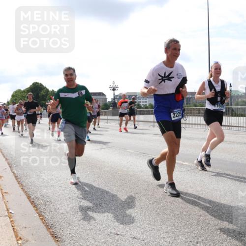 29.06.2025 - hella hamburg halbmarathon Lena Gebhardt http://msf.ph/oto/8411396 29.06.2025 10:17:08 Lombardsbrücke 553, 1083, 1117, 1137, 1240, 1298, 1331, 1348, 1356, 1403, 1477, 1553, 1602, 2225, 2860, 2908, 3088, 3176, 3210, 3450, 3464, 3466, 3622, 3802, 3803, 5023, 5036, 5037, 5390, 5929, 5930, 5995, 6126, 6128, 6328, 6520, 6522, 6742, 6941, 6948, 7011, 7114, 7115, 7257, 7345, 7360, 7376, 7410, 7445, 7647, 7924, 7928, 7945, 8210, 8253, 8263, 8309, 8433, 8513, 8558, 8619, 8983, 9091, 9152, 9208, 9259, 9332, 9492, 9676, 10232 meine-sportfotos.de