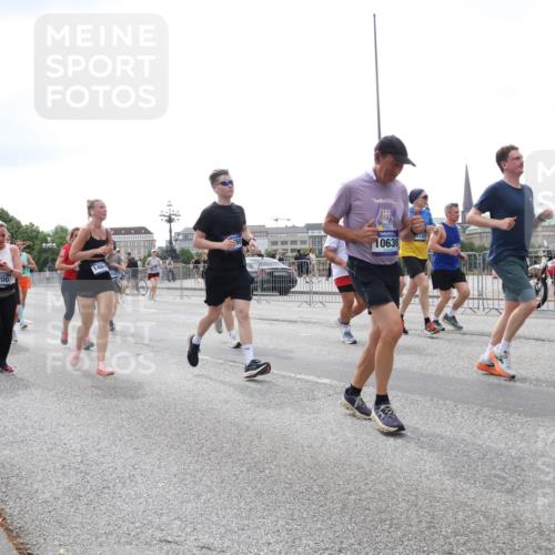 29.06.2025 - hella hamburg halbmarathon Lena Gebhardt http://msf.ph/oto/8411401 29.06.2025 10:51:08 Lombardsbrücke 14010, 8200, 146, 10636, 0727, 1129, 1203, 1208, 1404, 1478, 1617, 1930, 2200, 2202, 2358, 2380, 2484, 2485, 2859, 3184, 3229, 3647, 3838, 3934, 4156, 4652, 4695, 4713, 4771, 4848, 4920, 5286, 5289, 5357, 5530, 6178, 6961, 7012, 7133, 7141, 7161, 7770, 7771, 7825, 7938, 8040, 8200, 8410, 8672, 8779, 8833, 8986, 9096, 9166, 9167, 9168, 9582, 9583, 9763, 9933, 10029, 10437, 10552, 10614, 10636, 11034, 11052, 11252, 11575, 11577, 12392, 12393, 14534 meine-sportfotos.de