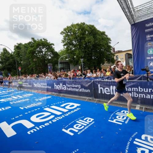29.06.2025 - hella hamburg halbmarathon Zöllner http://msf.ph/oto/8411408 29.06.2025 10:22:07 Ziel 13751, 16068, 17886, 18693 meine-sportfotos.de