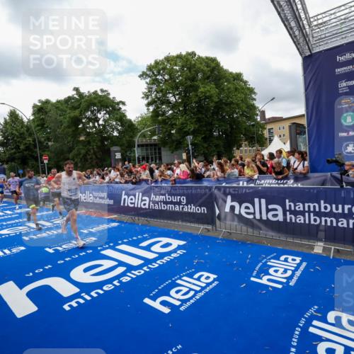 29.06.2025 - hella hamburg halbmarathon Zöllner http://msf.ph/oto/8411416 29.06.2025 10:45:57 Ziel 3477, 4277, 4345, 6532, 7385, 8577, 8871, 10792, 11821, 12084, 14911, 15149, 16624, 17008, 18185, 19116 meine-sportfotos.de