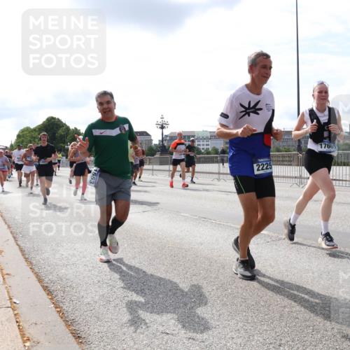 29.06.2025 - hella hamburg halbmarathon Lena Gebhardt http://msf.ph/oto/8411421 29.06.2025 10:17:08 Lombardsbrücke 2225, 17661, 1083, 1117, 1137, 1240, 1298, 1331, 1348, 1356, 1403, 1477, 1553, 1602, 2225, 2860, 2908, 3088, 3176, 3210, 3450, 3464, 3466, 3622, 3802, 3803, 5023, 5036, 5037, 5390, 5929, 5930, 5995, 6126, 6128, 6328, 6520, 6522, 6742, 6941, 6948, 7011, 7114, 7115, 7257, 7345, 7360, 7376, 7410, 7445, 7647, 7924, 7928, 7945, 8210, 8253, 8263, 8309, 8433, 8513, 8558, 8619, 8983, 9091, 9152, 9208, 9259, 9332, 9492, 9676, 10232 meine-sportfotos.de