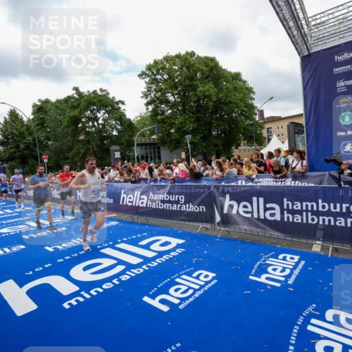 29.06.2025 - hella hamburg halbmarathon Zöllner http://msf.ph/oto/8411423 29.06.2025 10:45:57 Ziel 3477, 4277, 4345, 6532, 7385, 8577, 8871, 10792, 11821, 12084, 14911, 15149, 16624, 17008, 18185, 19116 meine-sportfotos.de