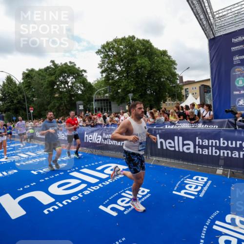 29.06.2025 - hella hamburg halbmarathon Zöllner http://msf.ph/oto/8411432 29.06.2025 10:45:58 Ziel 3477, 4277, 6532, 8577, 8871, 10792, 11821, 12084, 14911, 15149, 16624, 17008, 18185, 19116 meine-sportfotos.de