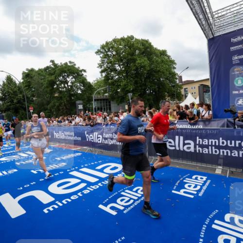 29.06.2025 - hella hamburg halbmarathon Zöllner http://msf.ph/oto/8411441 29.06.2025 10:45:59 Ziel 2189, 3477, 4277, 6532, 8577, 8871, 10792, 11821, 12084, 14462, 14911, 15149, 16624, 17008, 18185, 19116 meine-sportfotos.de