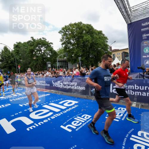 29.06.2025 - hella hamburg halbmarathon Zöllner http://msf.ph/oto/8411445 29.06.2025 10:45:59 Ziel 2189, 3477, 4277, 6532, 8577, 8871, 10792, 11821, 12084, 14462, 14911, 15149, 16624, 17008, 18185, 19116 meine-sportfotos.de