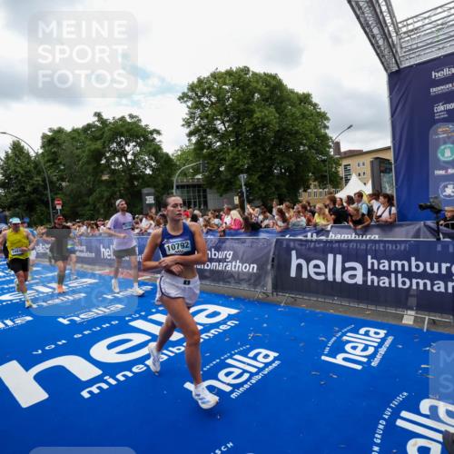 29.06.2025 - hella hamburg halbmarathon Zöllner http://msf.ph/oto/8411456 29.06.2025 10:46:00 Ziel 2189, 3477, 4277, 6532, 8269, 8577, 8871, 10792, 11821, 12084, 14462, 14911, 15149, 17008, 18185, 19116 meine-sportfotos.de