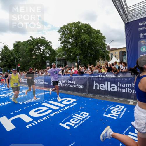 29.06.2025 - hella hamburg halbmarathon Zöllner http://msf.ph/oto/8411465 29.06.2025 10:46:00 Ziel 2189, 3477, 4277, 6532, 8269, 8577, 8871, 10792, 11821, 12084, 14462, 14911, 15149, 17008, 18185, 19116 meine-sportfotos.de