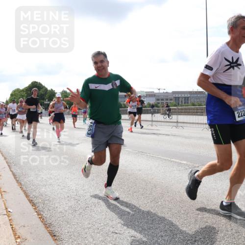 29.06.2025 - hella hamburg halbmarathon Lena Gebhardt http://msf.ph/oto/8411472 29.06.2025 10:17:08 Lombardsbrücke 1701, 13605, 1553, 2225, 176, 1083, 1117, 1137, 1240, 1298, 1331, 1348, 1356, 1403, 1477, 1553, 1602, 2225, 2860, 2908, 3088, 3176, 3210, 3450, 3464, 3466, 3622, 3802, 3803, 5023, 5036, 5037, 5390, 5929, 5930, 5995, 6126, 6128, 6328, 6520, 6522, 6742, 6941, 6948, 7011, 7114, 7115, 7257, 7345, 7360, 7376, 7410, 7445, 7647, 7924, 7928, 7945, 8210, 8253, 8263, 8309, 8433, 8513, 8558, 8619, 8983, 9091, 9152, 9208, 9259, 9332, 9492, 9676, 10232 meine-sportfotos.de