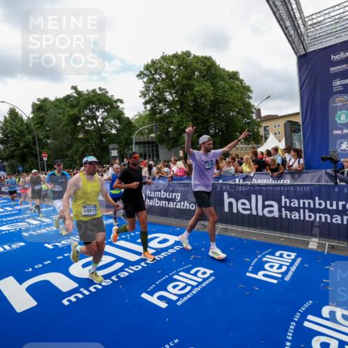 29.06.2025 - hella hamburg halbmarathon Zöllner http://msf.ph/oto/8411482 29.06.2025 10:46:01 Ziel 2189, 4277, 5648, 6532, 8269, 8577, 8871, 10792, 11821, 11936, 12084, 14462, 14911, 15149, 17008, 18081, 18185, 19116 meine-sportfotos.de