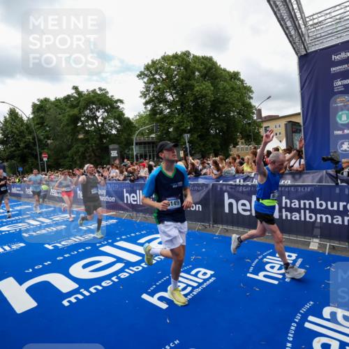 29.06.2025 - hella hamburg halbmarathon Zöllner http://msf.ph/oto/8411502 29.06.2025 10:46:02 Ziel 2189, 4277, 5648, 6532, 8269, 8577, 8871, 11936, 12084, 12269, 14462, 14911, 15149, 17008, 18081, 18185, 19116 meine-sportfotos.de