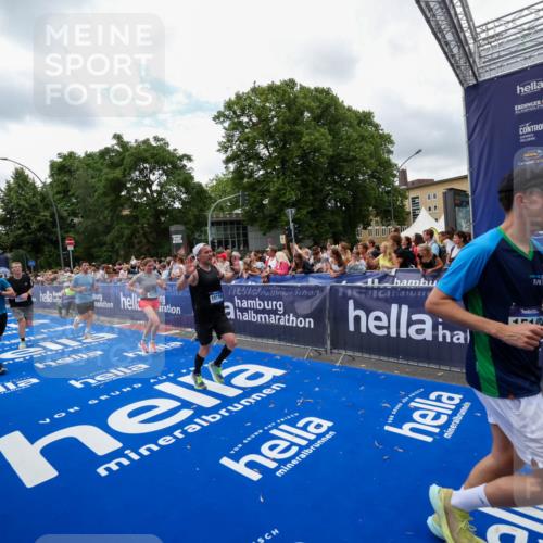 29.06.2025 - hella hamburg halbmarathon Zöllner http://msf.ph/oto/8411516 29.06.2025 10:46:03 Ziel 2189, 4277, 5648, 6460, 6532, 8269, 8577, 8871, 11936, 12084, 12269, 14462, 14804, 15149, 17008, 18081, 19116 meine-sportfotos.de
