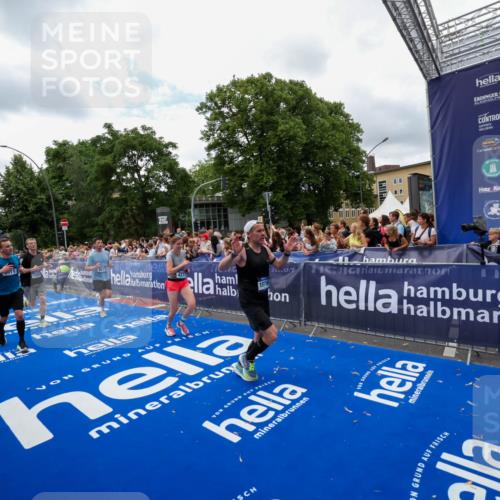 29.06.2025 - hella hamburg halbmarathon Zöllner http://msf.ph/oto/8411520 29.06.2025 10:46:03 Ziel 2189, 4277, 5648, 6460, 6532, 8269, 8577, 8871, 11936, 12084, 12269, 14462, 14804, 15149, 17008, 18081, 19116 meine-sportfotos.de