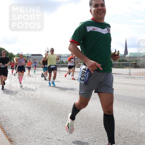 29.06.2025 - hella hamburg halbmarathon Lena Gebhardt http://msf.ph/oto/8411526 29.06.2025 10:17:09 Lombardsbrücke 16704, 1701, 1360, 17741, 1553, 1083, 1117, 1137, 1240, 1298, 1331, 1348, 1356, 1403, 1477, 1553, 1602, 2225, 2860, 2908, 3088, 3176, 3210, 3450, 3464, 3466, 3622, 3802, 3803, 5023, 5036, 5037, 5390, 5929, 5930, 5995, 6126, 6128, 6328, 6520, 6522, 6742, 6941, 6948, 7011, 7114, 7115, 7257, 7345, 7360, 7376, 7410, 7445, 7647, 7924, 7928, 7945, 8210, 8253, 8263, 8309, 8433, 8513, 8558, 8619, 8895, 8983, 9091, 9152, 9208, 9259, 9332, 9492, 9676 meine-sportfotos.de