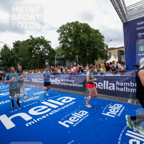 29.06.2025 - hella hamburg halbmarathon Zöllner http://msf.ph/oto/8411537 29.06.2025 10:46:04 Ziel 2189, 4277, 5648, 6460, 8269, 8577, 8871, 9585, 11936, 12084, 12269, 13630, 14462, 14804, 17008, 18081, 19116 meine-sportfotos.de