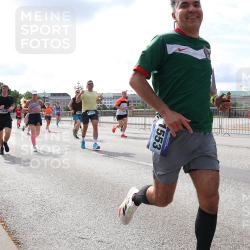 29.06.2025 - hella hamburg halbmarathon Lena Gebhardt http://msf.ph/oto/8411551 29.06.2025 10:17:09 Lombardsbrücke 1553, 1083, 1117, 1137, 1240, 1298, 1331, 1348, 1356, 1403, 1477, 1553, 1602, 2225, 2860, 2908, 3088, 3176, 3210, 3450, 3464, 3466, 3622, 3802, 3803, 5023, 5036, 5037, 5390, 5929, 5930, 5995, 6126, 6128, 6328, 6520, 6522, 6742, 6941, 6948, 7011, 7114, 7115, 7257, 7345, 7360, 7376, 7410, 7445, 7647, 7924, 7928, 7945, 8210, 8253, 8263, 8309, 8433, 8513, 8558, 8619, 8895, 8983, 9091, 9152, 9208, 9259, 9332, 9492, 9676 meine-sportfotos.de