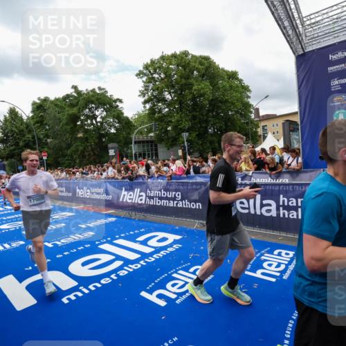 29.06.2025 - hella hamburg halbmarathon Zöllner http://msf.ph/oto/8411557 29.06.2025 10:46:05 Ziel 2189, 5648, 6460, 8269, 8577, 8871, 9585, 11936, 12084, 12269, 13630, 14462, 14804, 17008, 18081 meine-sportfotos.de
