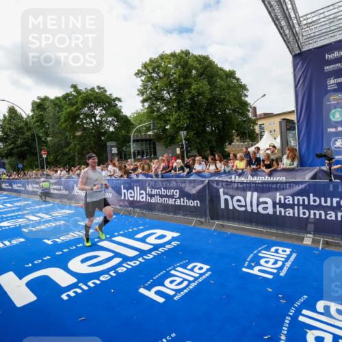 29.06.2025 - hella hamburg halbmarathon Zöllner http://msf.ph/oto/8411558 29.06.2025 10:22:15 Ziel 10650, 18693 meine-sportfotos.de