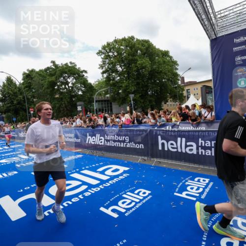 29.06.2025 - hella hamburg halbmarathon Zöllner http://msf.ph/oto/8411563 29.06.2025 10:46:05 Ziel 2189, 5648, 6460, 8269, 8577, 8871, 9585, 11936, 12084, 12269, 13630, 14462, 14804, 17008, 18081 meine-sportfotos.de