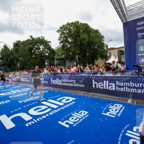 29.06.2025 - hella hamburg halbmarathon Zöllner http://msf.ph/oto/8411572 29.06.2025 10:46:06 Ziel 2189, 5648, 6460, 8269, 9585, 11936, 12084, 12269, 13630, 14462, 14804, 17008, 18081, 18702 meine-sportfotos.de